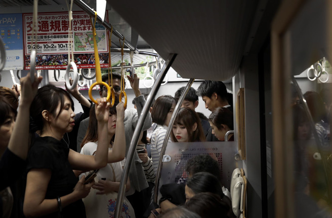 日本大都市的地铁车厢经常上演拥挤景象，成了恶狼偷拍温床。图非犯罪现场。（资料照／美联社）