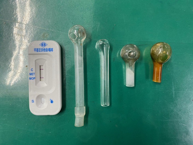 副駕乘客王男背包發現安非他命吸食器、玻璃球、分裝勺、塑膠軟管，經檢驗皆安非他命陽性反應，全案依毒品危害防制條例罪嫌移送偵辦。（簡銘柱翻攝）