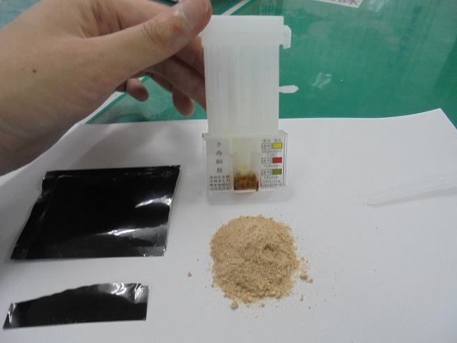 駕駛吳男隨身包包中發現一不明即溶包，其檢驗結果成分呈第三級毒品卡西酮陽性反應。（簡銘柱翻攝）