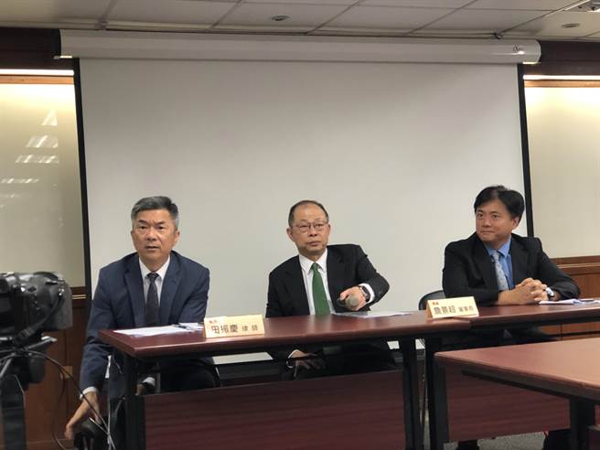 泰山董事长詹景超(中)亲自主持记者会。