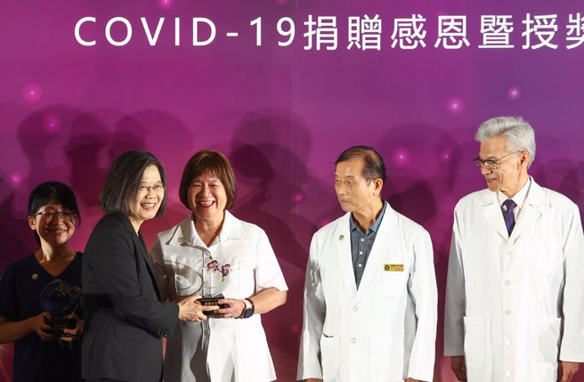 蔡英文总统2日出席COVID-19捐赠感恩暨授奖表扬晚会，颁奖给护理人员及对疫情贡献的每个人及团体。（邓博仁摄）