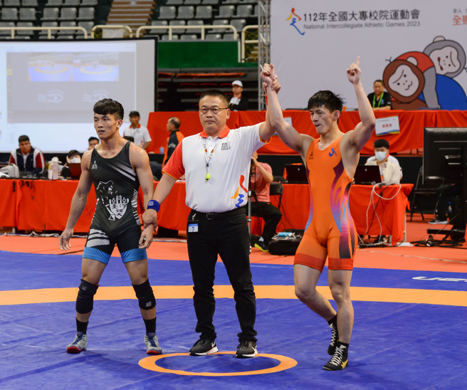 台北市大吕杰修（右）夺得112全大运公开男子组角力自由式65公斤级金牌。（中原大学提供）