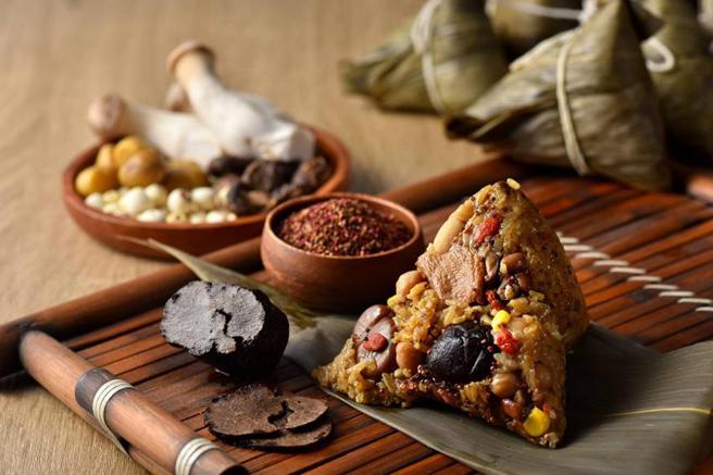 （寬心園「紅藜松露杏鮑粽」豐富且健康的餡料、清香而綿密的風味，深受消費者喜愛。圖／寬心園）