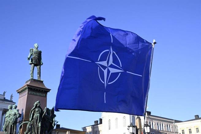 芬兰已正式加入北约组织（NATO），北约旗帜4月4日飘扬首都赫尔辛基市中心。（图／路透社）
