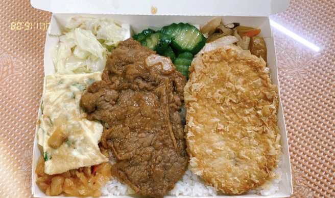 5样配菜双主菜便当1个只要50元！网友疯抢。（翻摄宜兰知识+）