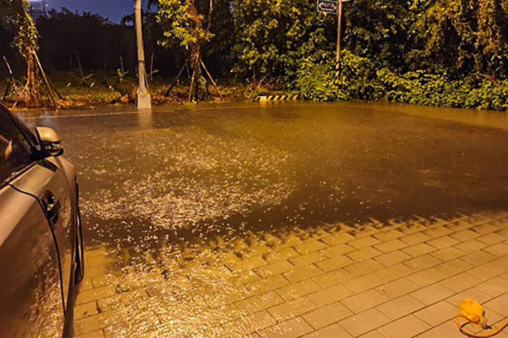 竹北市成壠自辦重劃區只要一下雨就開始淹水的情形。（吳旭智團隊提供／羅浚濱新竹傳真）