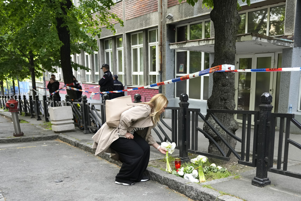 塞爾維亞首都一所小學3日發生大規模槍擊案，震驚全國。有民眾陸續帶著鮮花擺在校外哀悼。（圖／美聯社）