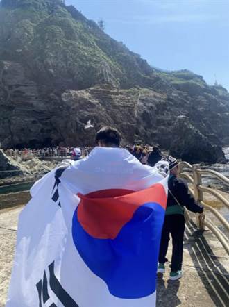 岸田宣布訪韓當天 韓議員披韓國旗登獨島對日本抗議