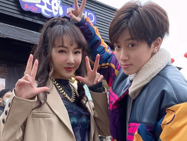 胡文英女儿郑靓歆(右)。(图/胡文英 IG)