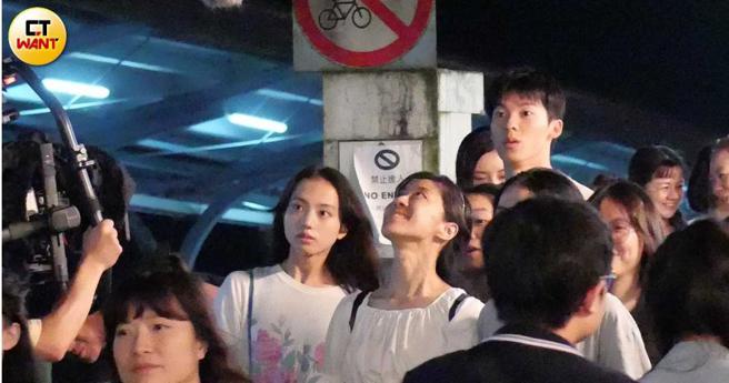 两人在人潮中慢慢走着，许光汉的表情显得颇丰富。（图／本刊摄影组）