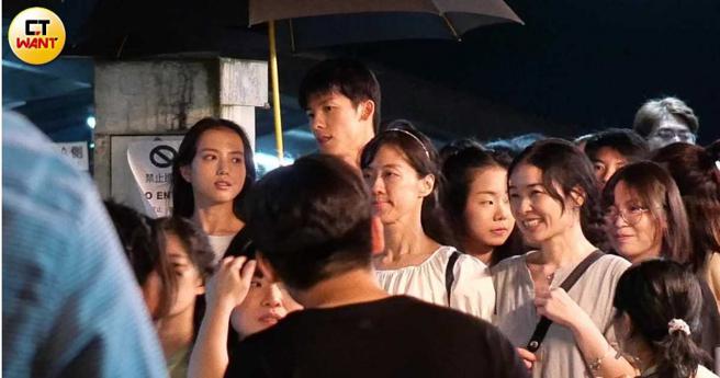 沿途两人还能一直对话，不确定两人说的是什么语言。（图／本刊摄影组）