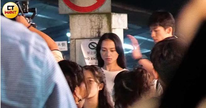 忽然有飞蛾出现，许光汉快速伸手去挥开。（图／本刊摄影组）