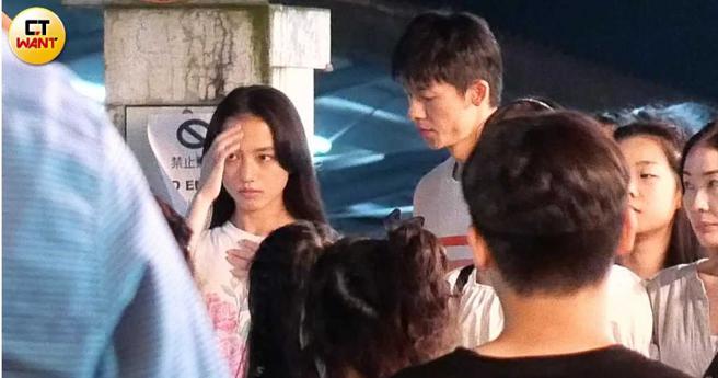 不知是否因飞蛾扰乱两人，清原看来稍有受到影响。（图／本刊摄影组）