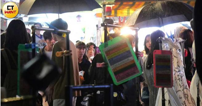 据悉拍摄时间设定在2006年，预先准备好的天灯将登场，不难猜出天灯将会是许光汉、清原果耶恋情里的重要关键。（图／本刊摄影组）