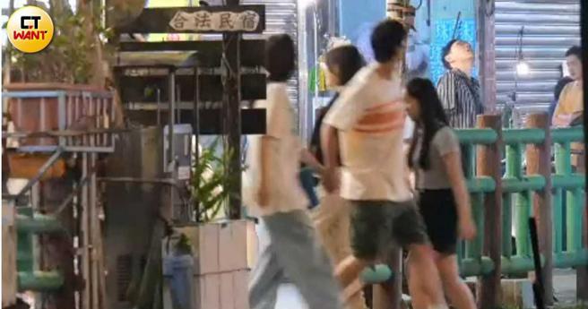 许光汉紧紧牵着清原果耶的手，充满甜蜜气氛。（图／本刊摄影组）