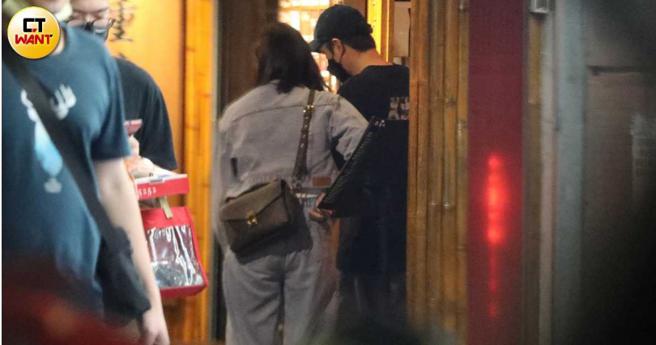 本刊直击嗑完锅的张文绮和陈汉典，在店门外准备离开。（图／本刊摄影组）