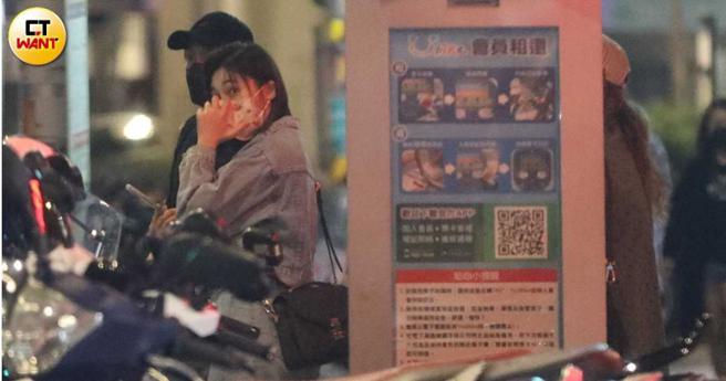 离开前张文绮东张西望，像是在确认没有人注意到他们。（图／本刊摄影组）