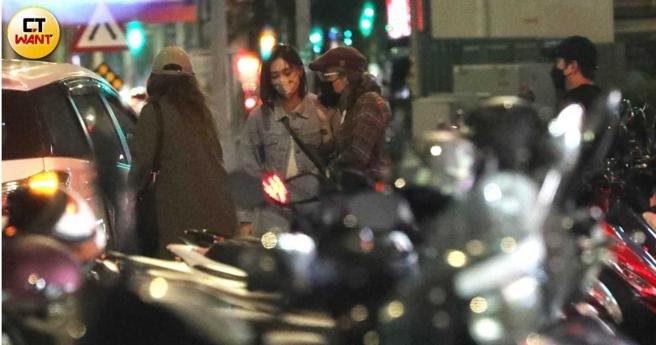 张文绮与陈汉典及同行友人一同上车离去。（图／本刊摄影组）