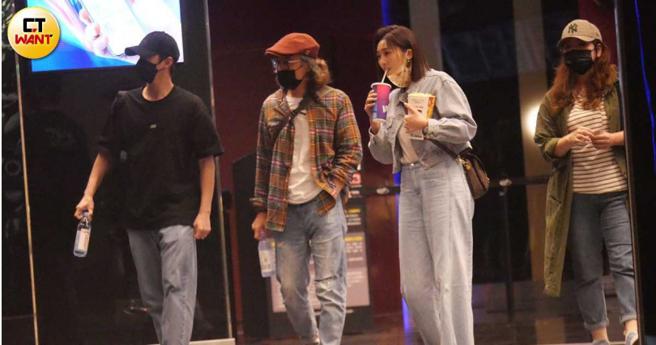 一行人前往影城看电影。（图／本刊摄影组）