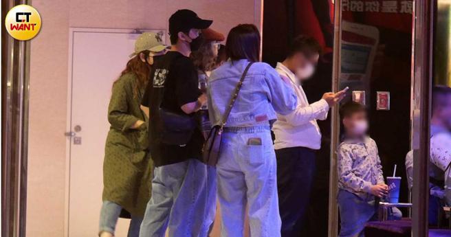 等待进场前张文绮跟陈汉典讲个不停似乎很有话聊。（图／本刊摄影组）