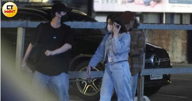 看完电影原本看似准备要离开，但张文绮等人忽然又折回商场续摊。（图／本刊摄影组）