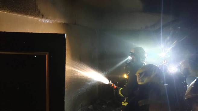 台中市北屯區中清路二段1250巷一棟公寓住宅，2日深夜到3日清晨六小時間分別發生兩起火警，消防人員獲報到場滅火救災。（台中市消防局提供／馮惠宜台中傳真）