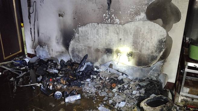 台中市北屯區中清路二段1250巷一棟公寓住宅，2日深夜到3日清晨六小時間分別發生兩起火警，消防人員獲報到場滅火救災。（台中市消防局提供／馮惠宜台中傳真）