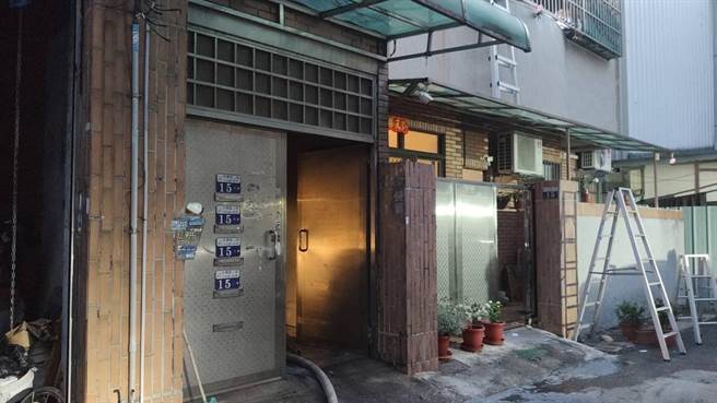 台中市北屯區中清路二段1250巷一棟公寓住宅，2日深夜到3日清晨六小時間分別發生兩起火警，消防人員獲報到場滅火救災。（台中市消防局提供／馮惠宜台中傳真）