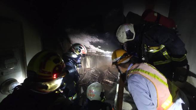 台中市北屯區中清路二段1250巷一棟公寓住宅，2日深夜到3日清晨六小時間分別發生兩起火警，消防人員獲報到場滅火救災。（台中市消防局提供／馮惠宜台中傳真）