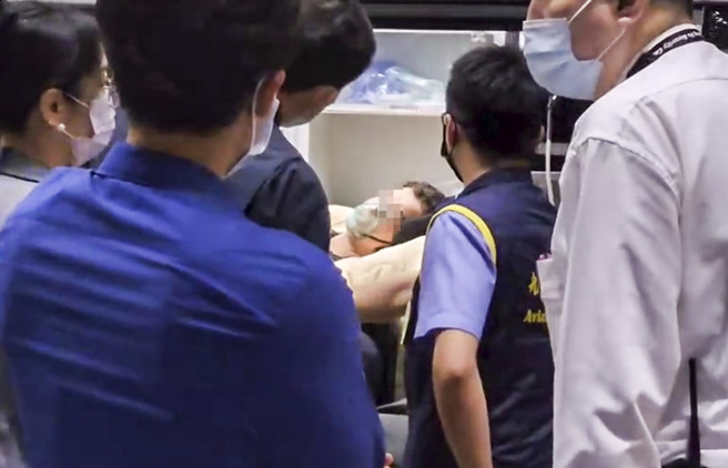 因误食老鼠药中毒的澳洲男大生，今搭乘医疗专机离台。（陈麒全摄）