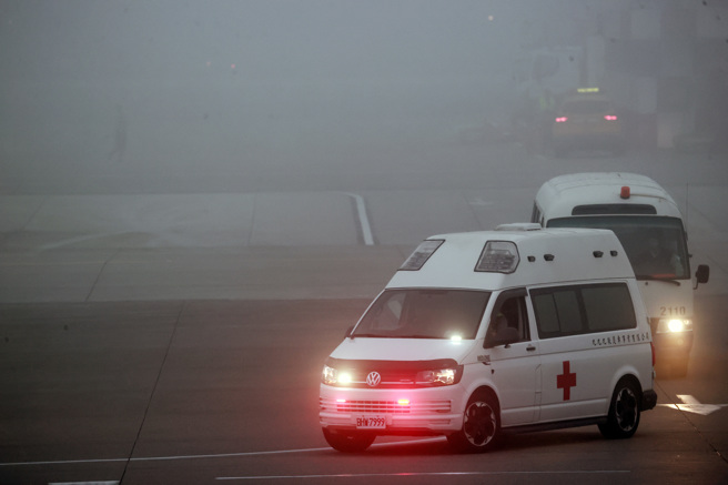 救护车驶抵停机坪，把肖雷送上医疗专机。（陈麒全摄）