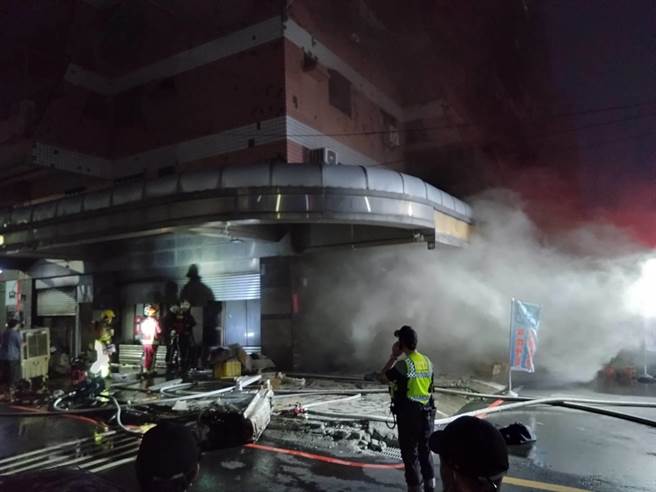 彰化市景宗街一处社区大楼一楼仓库起火，大量浓烟不断窜出。（民眾提供／孙英哲彰化传真）