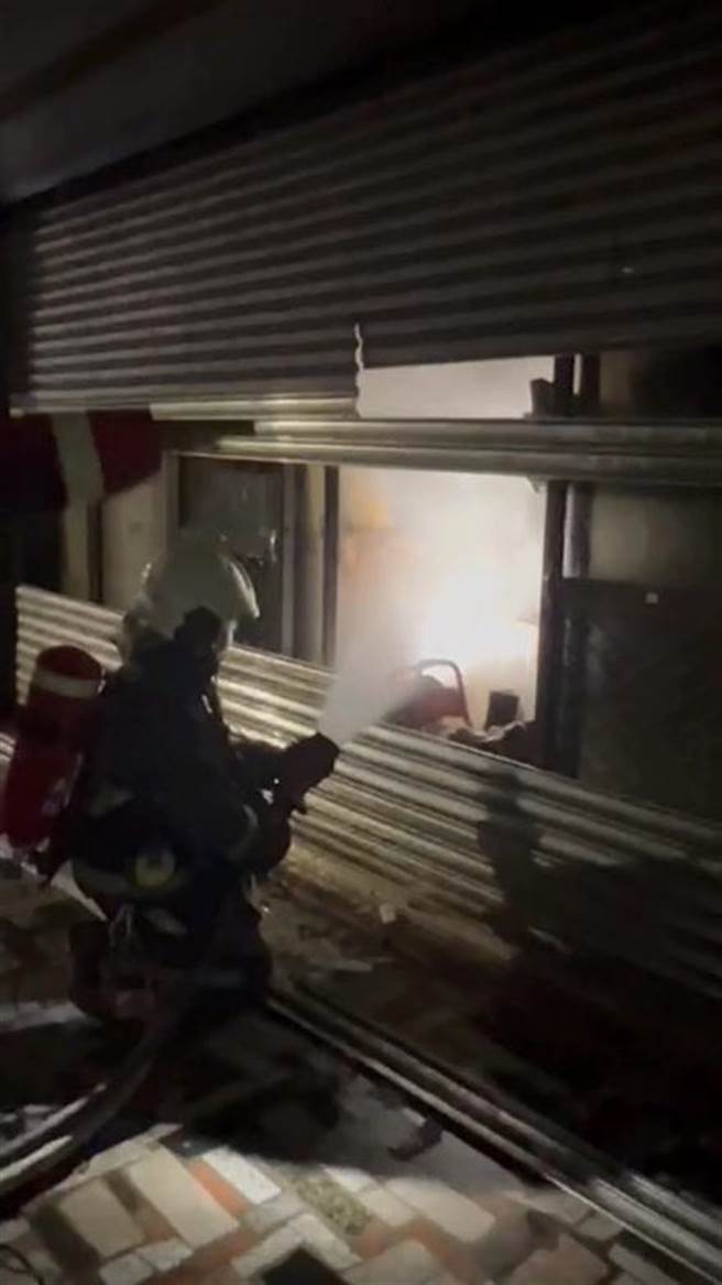 消防员铺设水线灌救。（民眾提供／孙英哲彰化传真）