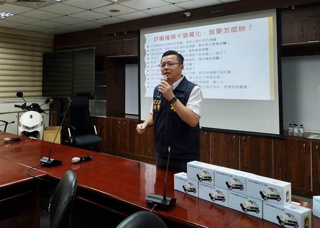 高雄苓雅分局为协助辖内里长更新反诈新知，提升「反诈里长队」的宣导效果。（高市苓雅分局提供／杨舒婷雄传真）