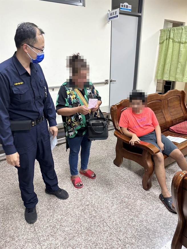 在警方协助下，迷途的施姓女子终于与家人团聚。（警方提供／陈淑娥台中传真）