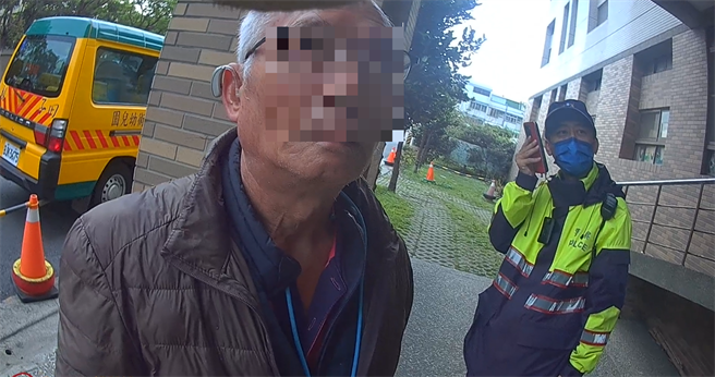 老翁清晨在校园附近找助听器，员警顺利帮他找到，助其重拾听力。（警方提供／陈淑娥台中传真）