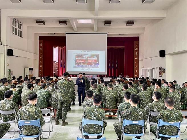 台中市东势警分局至陆军第五地区支援指挥部所属弹药库进行防诈宣导。（警方提供／陈淑娥台中传真）