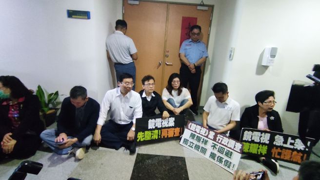国民党立委3日前往NCC 阻挡审查镜电视案，突破重重阻拦在主委陈耀祥办公室外静坐抗议。(郑任南摄)