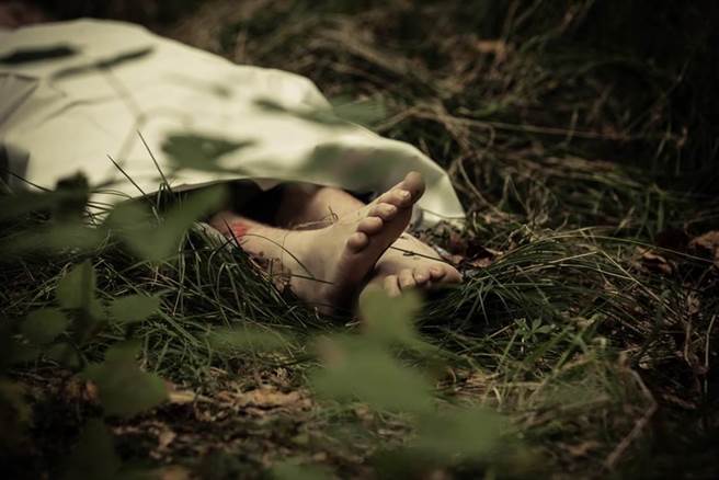 新竹市28岁朱姓男子前年杀死母亲再用砂轮机分尸后装入垃圾袋丢弃，经高温焚烧后至今无法寻获遗骸（示意图，非本案当事人，达志影像）