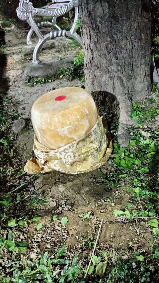 新北公园惊见「有头像」骨灰罈！勇警到场带回，民眾超毛：当树葬腻？(翻摄脸书爆料公社)