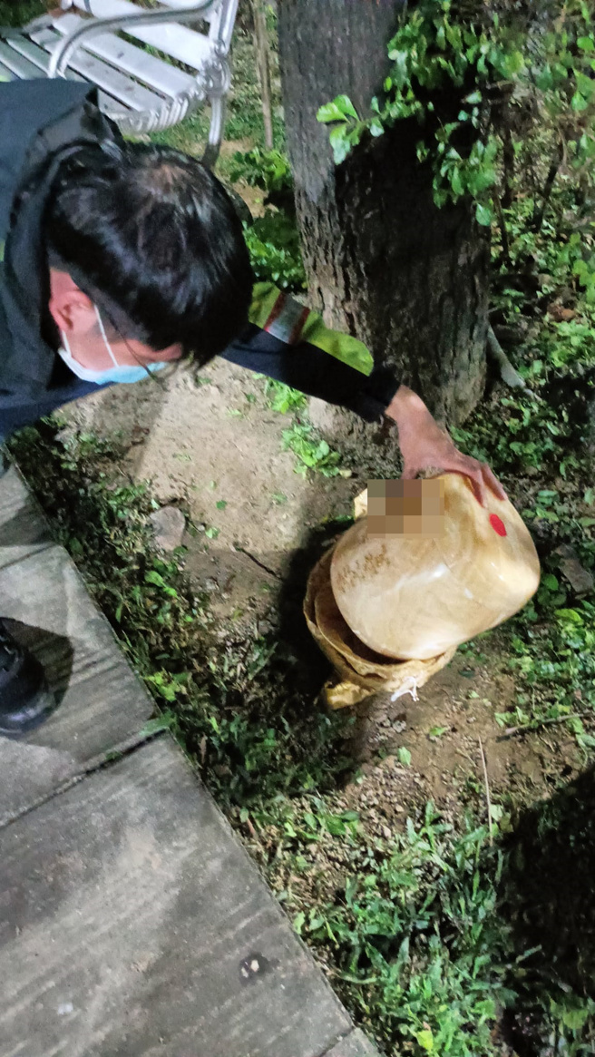 新北公园惊见「有头像」骨灰罈！勇警到场带回，民眾超毛：当树葬腻？(翻摄脸书爆料公社)