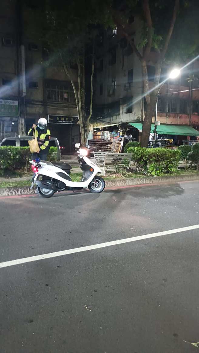 新北公园惊见「有头像」骨灰罈！勇警到场带回，民眾超毛：当树葬腻？(翻摄脸书爆料公社)