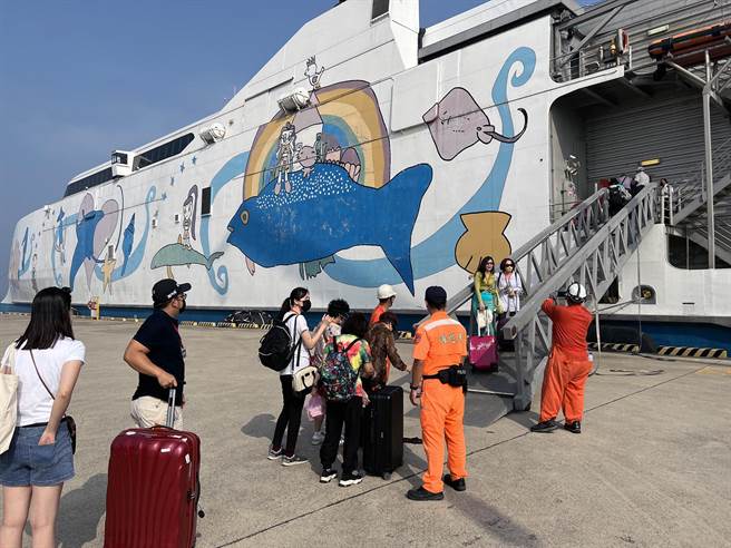 往返安平、马公港的丽娜轮，今天上午搭载200多名旅客，展开復航首航之旅。（洪荣志摄）
