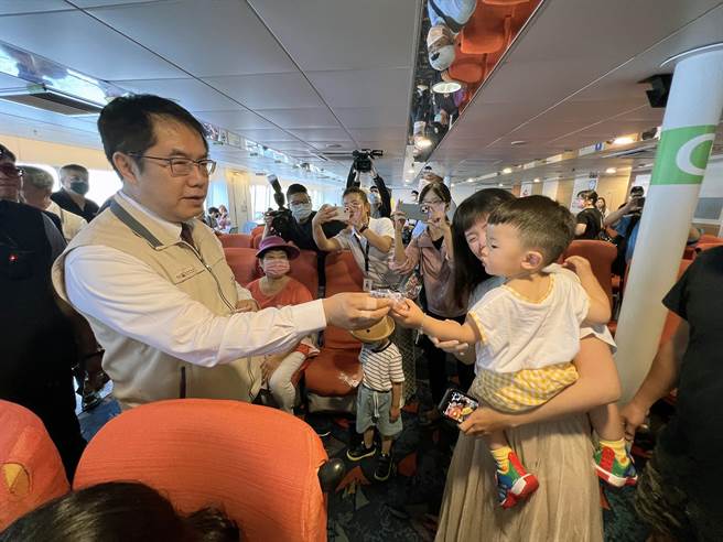 丽娜轮復航首航，台南市长黄伟哲上船与旅客亲切互动。（洪荣志摄）