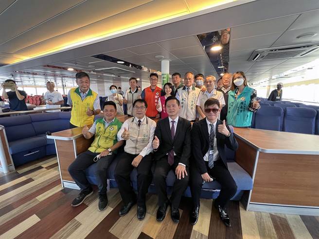 丽娜轮復航首航，台南市长黄伟哲等人上船体验。（洪荣志摄）
