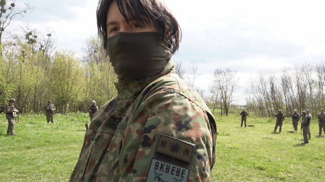 安德烈目前是乌克兰西北部城市卢茨克（Lutsk）训练中心教官组的指挥官，她鼓励台湾民眾先加入民防组织接受基本训练，有余力再学使用武器进行射击训练。（图/ 中央社）