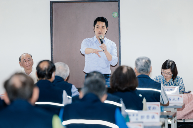 台北市长蒋万安(后中)3日出席「市长与里长有约」座谈会北投区场次。（郭吉铨摄）