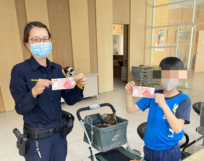 高雄一名陈姓男童先前在路上捡到2张百元钞票，秉持着拾金不昧的态度将钞票交给警察处置。（图／左营分局提供）