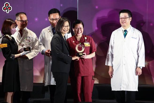 蔡英文总统（左中）2日出席COVID-19捐赠感恩暨授奖表扬晚会，颁奖给护理人员及对疫情贡献的每个人及团体。（本报资料照/邓博仁摄）