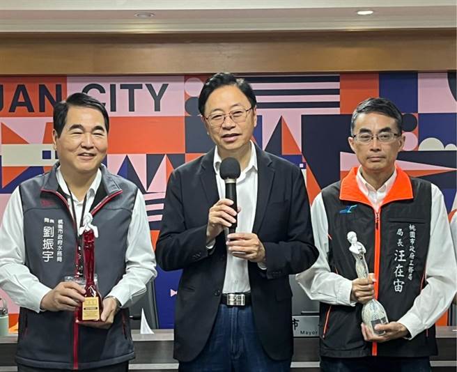 桃園市長張善政今主持市政會議，談及路口執法，直呼桃園今年加強取締力道，取締件數大幅上升。（陳夢茹攝）